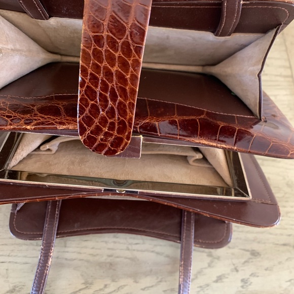 VINTAGE ALLIGATOR HANDBAG - Picture 4 of 7